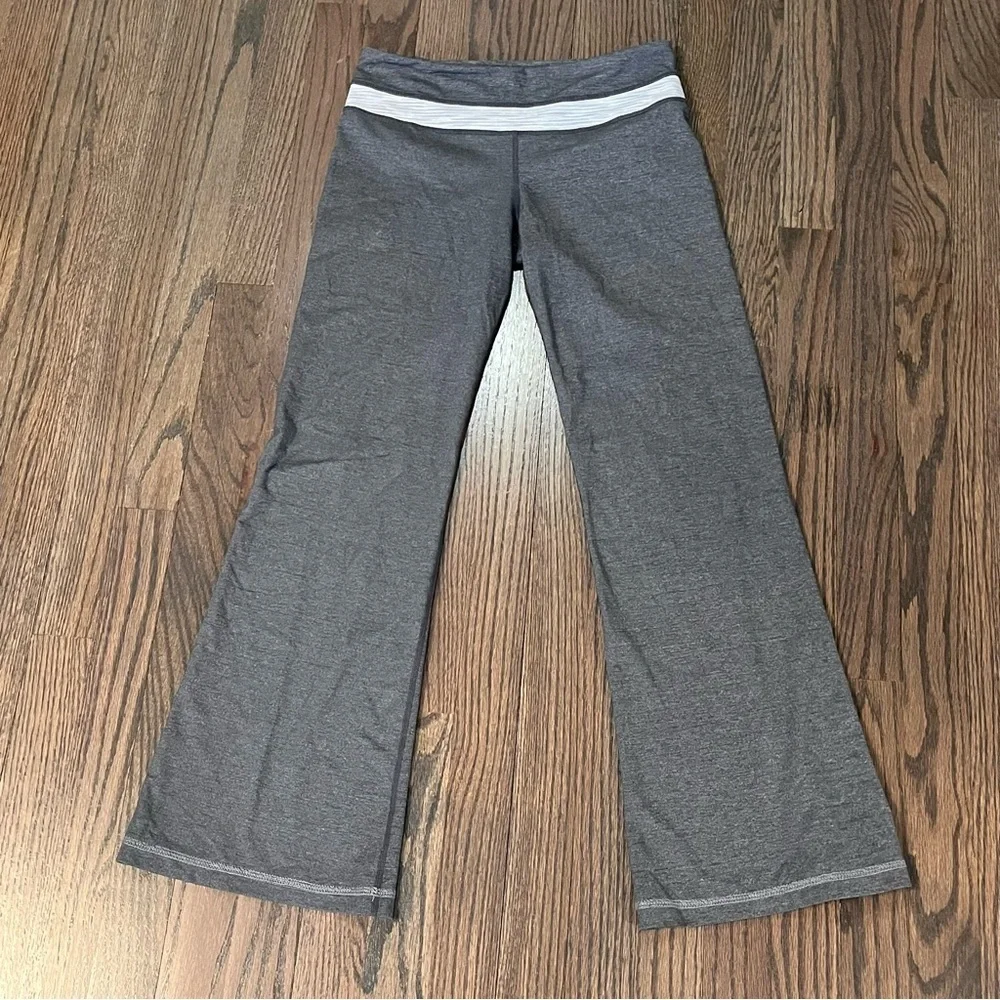 Lululemon | Gray Flare leggings Midrise women’s size 6 29” inseam yoga EUC